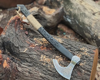 Ascia barbuta in acciaio al carbonio forgiata a mano: manico in frassino, fodero in pelle