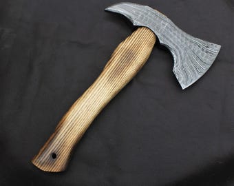 Handgefertigte Axt aus Damaststahl: Wikinger Axt mit Eschenholzgriff