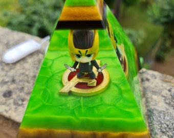 LOKI-Pyramidenlampe, handgefertigt aus sehr originellem, einzigartigem und unwiederholbarem Harz