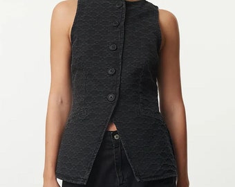 Vintage-Inspired Black Button-Up Vest Top, Classic Button-Down Black Sleeveless Top, Structured Sleeveless Black Vest with Button Detail