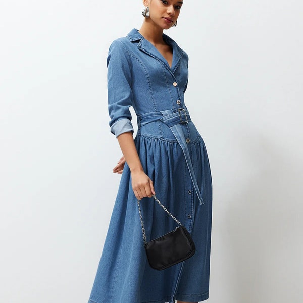 Stijlvolle blauwe Jean maxi-jurk met riem | Trendy jeansjurk met riem | Jean-jurk met middellange mouwen en riem | Knielange casual denimjurk met overhemdkraag