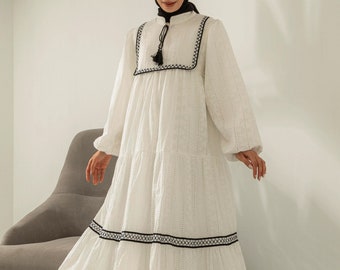 Robe blanche brodée avec col kaki, robe longue froncée, robe longue confortable en tissu festonné, robe longue d'été blanche à manches bouffantes