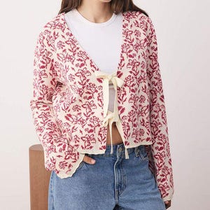 Cremefarbener Blumenstrick-Cardigan mit Bändchen - Weiches Strukturmuster, Bogen-Detail, Pullover mit V-Ausschnitt, Band & Bow Knit Cardigan - Ecru Soft Floral Knit