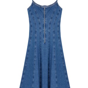 K&ouml;nnte beinhalten: Ein blaues Jeanskleid mit d&uuml;nnen Tr&auml;gern und einem Rei&szlig;verschluss vorne. Das Kleid hat ein tailliertes Oberteil und einen ausgestellten Rock.