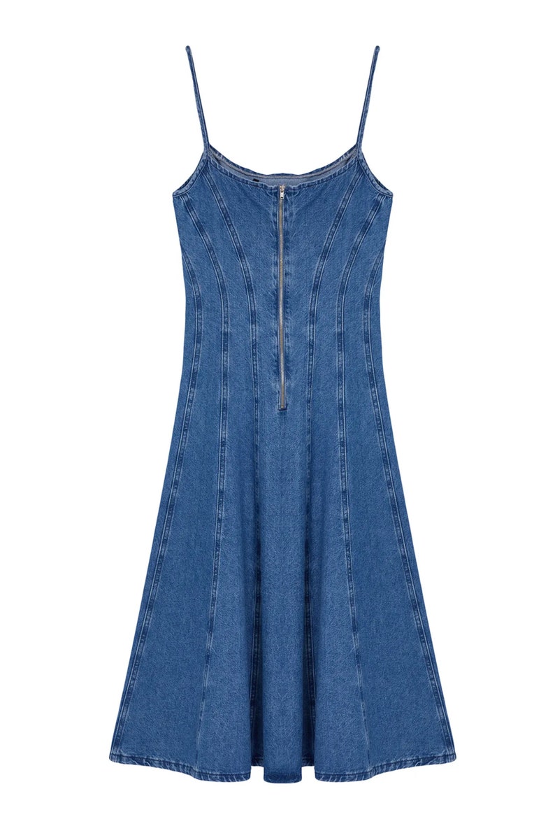 K&ouml;nnte beinhalten: Ein blaues Jeanskleid mit d&uuml;nnen Tr&auml;gern und einem Rei&szlig;verschluss vorne. Das Kleid hat ein tailliertes Oberteil und einen ausgestellten Rock.