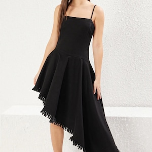 Vestido vaquero midi con tirantes asimétricos negros, detalle de volantes y flecos en el dobladillo, vestido de verano bohemio vintage sin mangas para mujer