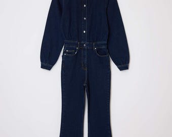 Denim jumpsuit met donkere wassing, pantalon met lange mouwen en wijde pijpen
