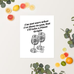 Könnte beinhalten: Eine weiße Karte mit schwarzem Text, der lautet: "Ich bin mir nicht sicher, was ich dir angetan habe, aber ich nehme einen Pinot Grigio." Zwei schwarz-weiße Illustrationen von Weingläsern, die anstoßen.