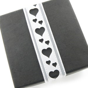 Wit hartpatroon enkelzijdig satijnen lint - gestanst - Cadeaupapier, bruiloft, taart, ambacht, bakken, kaarten