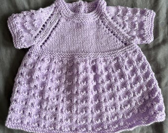 Lila handgebreide babyjurk | Newbornoutfit van acryl met textuur (0-3 maanden)