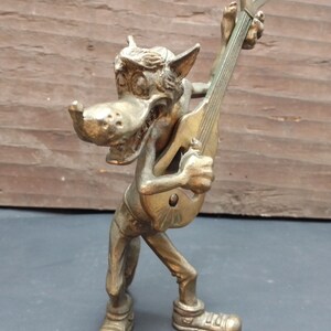 Vintage bronzen wolfsbeeldje uit de tekenfilm. Nou, wacht maar af! /Een wolf en een haas/ (Nu, Pogody!)