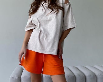 Oranje oversized damesshort. Zomershort. Casual lichtgewicht short. Katoenen damesshort