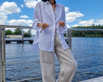 Oversized linnen zomerpak voor dames. Set: wit linnen damesshirt en rechte, losse linnen broek. Linnenset voor dames.