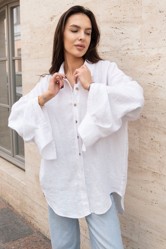 Langes weißes Oversized-Hemd aus Leinen für Damen. Locker geschnittene Bluse aus gewaschenem Leinen. Lockeres Damen-Leinenhemd mit weiten Ärmeln