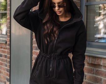 Damesjumpsuit met capuchon en zakken. Geïsoleerde jumpsuit voor dames. Casual, rechte jumpsuit. Damesoverall voor koud weer