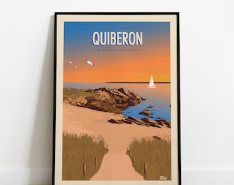Könnte beinhalten: Ein gerahmtes Reiseplakat mit dem Wort "Quiberon" in weißen Großbuchstaben über "La Cote Sauvage". Das Kunstwerk zeigt eine Strandszene mit einem Pfad, Ozean, Segelboot und Möwen unter einem blau-orangen Himmel.