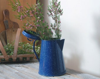 Vintage enamelware kettle / vintage blue speckled enamel coffee pot / rustic decor / farmhouse kitchenware / enamelware tea pot