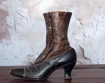Antique Victorian button up ankle boot / chocolate leather Granny boot / Edwardian boots / 1900s boots / Holiday decor / Victorian Leather