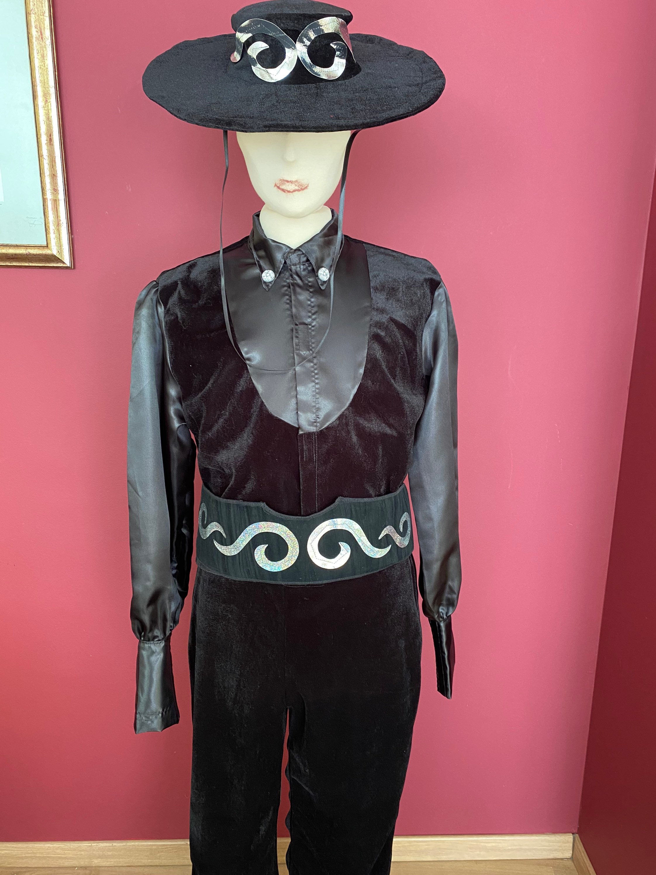 Dressforfun Herrenkostüm Zorro – Schwarz, Inkl. Cape, Maske, Hut, Hose & Oberteil, Größe S