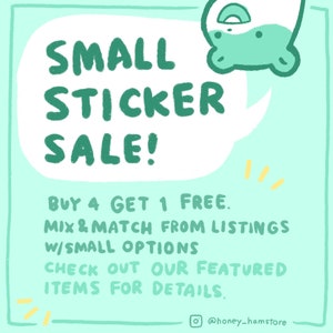 K&ouml;nnte beinhalten: Eine t&uuml;rkisfarbene und wei&szlig;e Illustration eines Cartoon-Hamsters mit einer Sprechblase. Die Sprechblase sagt "SMALL STICKER SALE! BUY 4 GET 1 FREE. MIX & MATCH FROM LISTINGS W/SMALL OPTIONS CHECK OUT OUR FEATURED ITEMS FOR DETAILS." Der Text befindet sich in einer wei&szlig;en Sprechblase mit t&uuml;rkisfarbenem Rand. Der Hintergrund ist hellt&uuml;rkis. Das Bild enth&auml;lt auch den Text "@honey_hamstore".