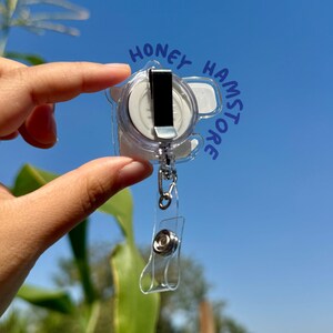 Raccoon Respectfully No Badge Reel with ID Belt Clip Cute Design Acrylic for Children Gift Work Accessories Nurses Medical Teacher Student afbeelding 2