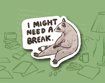Op de afbeelding: Een sticker met een cartoonwasbeer met de tekst "I might need a break."