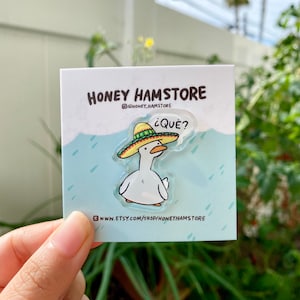 Goose Duck Que? | Acrylic Pin | Cute Funny Design | Gifts Under 10 | Adorable Kawaii Pins | Novelty Pin | Joke Present | For Her | For Him