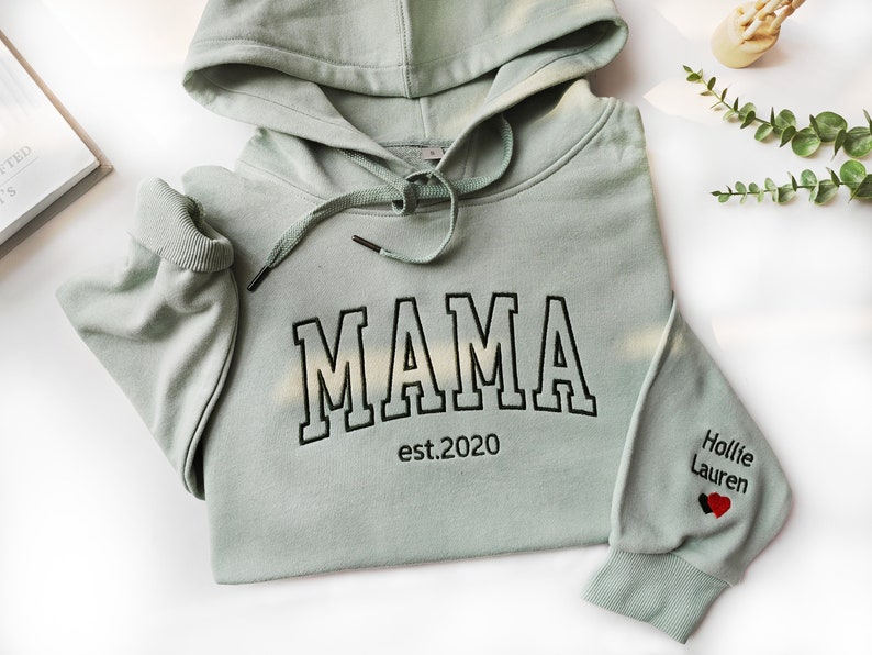 Sudadera con capucha de mamá bordada, sudadera de mamá bordada, regalos personalizados, sudadera personalizada, cuellos redondos de moda para mujeres, regalos de mamá imagen 1