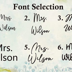 Puede incluir: Gr&aacute;fico digital que muestra "Selecci&oacute;n de fuente" con seis estilos de fuente diferentes para "Mrs. Wilson". Las fuentes var&iacute;an en estilo, desde cursiva elegante hasta una tipograf&iacute;a m&aacute;s simple y en negrita. El fondo es un suave lavado de acuarela.