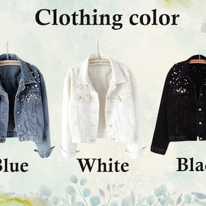 Puede incluir: Tres chaquetas vaqueras en azul, blanco y negro, cada una adornada con adornos de perlas. Las chaquetas se muestran en perchas, con los colores etiquetados debajo. El texto "Clothing color" est&aacute; en la parte superior.