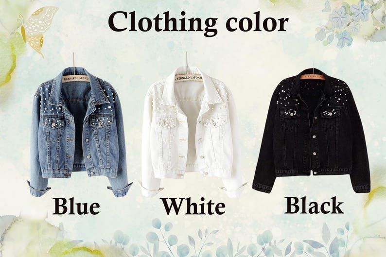 Puede incluir: Tres chaquetas vaqueras en azul, blanco y negro, cada una adornada con adornos de perlas. Las chaquetas se muestran en perchas, con los colores etiquetados debajo. El texto "Clothing color" est&aacute; en la parte superior.