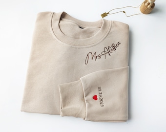 Custom halslijn Mrs. geborduurd sweatshirt, naam op halslijn, toekomstige mevrouw-sweater, datum op mouw, jubileumcadeau, Valentijnsdagcadeau