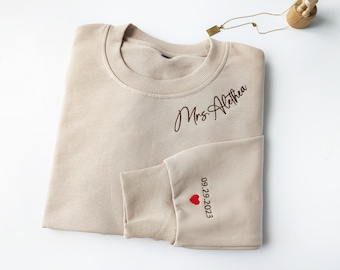 Encolure personnalisée Mrs. Sweatshirt brodé, nom sur l'encolure, sweat-shirt Future Mrs, date sur la manche, cadeau d'anniversaire, cadeau de fiançailles