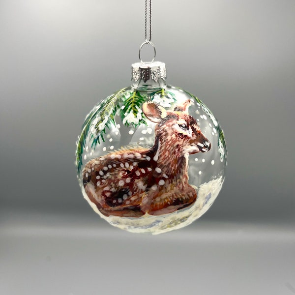 Boule de verre peinte à la main / Faon sous un sapin de Noël / design pailleté.