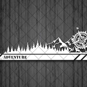 Könnte beinhalten: Eine schwarz-weiße Silhouette eines Gebirges mit Bäumen und einem Kompass. Das Design ist auf einem weißen Hintergrund mit schwarzen Streifen und dem Wort "ADVENTURE" in Fettdruck.