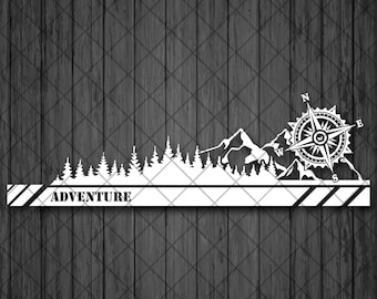 Peut inclure: Une silhouette noire et blanche d'une chaîne de montagnes avec des arbres et une boussole. Le motif est sur un fond blanc avec des rayures noires et le mot "ADVENTURE" en lettres grasses.
