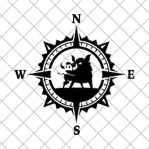 Könnte beinhalten: Schwarz-weißer Kompass mit einer Wildschwein-Illustration in der Mitte. Der Kompass zeigt nach Norden, Süden, Osten und Westen.