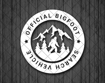 Puede incluir: Pegatina redonda blanca con el texto "Official Bigfoot Search Vehicle" en un círculo alrededor de una silueta de Bigfoot caminando por una cordillera con árboles.