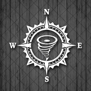 Peut inclure: Une boussole blanche avec un motif de tornade au centre. La boussole indique le nord, le sud, l'est et l'ouest.