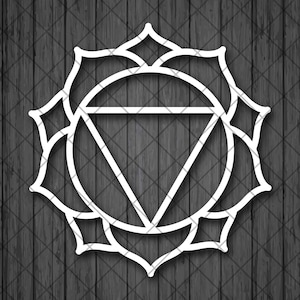 Op de afbeelding: Wit, gestileerd chakra-symbool met een driehoek en cirkel, tegen een donkergrijze houtnerf achtergrond. Het symbool staat voor spirituele energie en wordt vaak gebruikt in yoga en meditatie.
