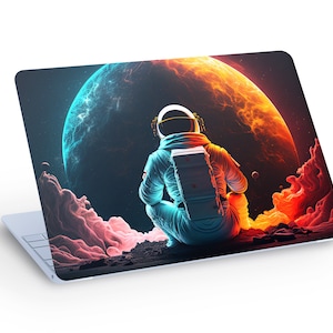 Sticker sticker ASTRONAUT mediteren laptop skin, kleurrijke astronaut mediteren in de ruimte laptop skin sticker - aangepast formaat