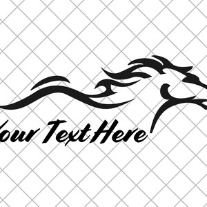 Puede incluir: Silueta en blanco y negro de un caballo estilizado con una melena y cola fluidas, corriendo con la cabeza girada hacia un lado. El texto "Your Text Here" está debajo del caballo.
