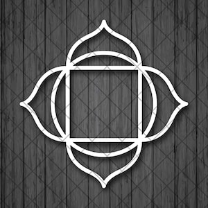 Op de afbeelding: Wit geometrisch mandala-ontwerp met vier punten, dat lijkt op een bloem, op een donker houten achtergrond.