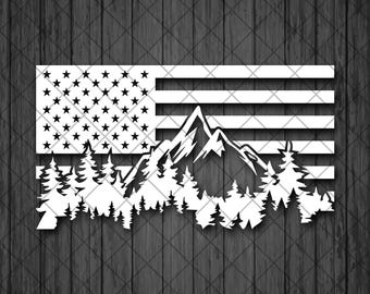 Puede incluir: Una calcomanía de vinilo blanca con un diseño estilizado de la bandera estadounidense. La sección izquierda muestra un campo de estrellas, mientras que la derecha presenta rayas horizontales. Una cordillera y un bosque de pinos se superponen.