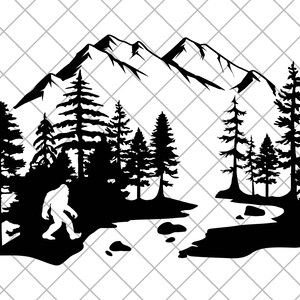 K&ouml;nnte beinhalten: Ein schwarzes Silhouetten-Grafikdesign, das eine gro&szlig;e Bigfoot-Kreatur zeigt, die durch einen dichten Kiefernwald l&auml;uft. Im Hintergrund befinden sich hohe, zerkl&uuml;ftete Berggipfel. Ein gewundener Fluss flie&szlig;t durch die Landschaft mit kleinen Felsen.