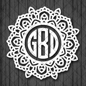 Könnte beinhalten: Weißes Monogramm-Initialdesign mit einem dekorativen Mandala-Rand. Die Initialen sind "GRD" in einem Kreis.