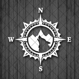 Puede incluir: Una brújula en blanco y negro con un lobo aullando a la luna en el centro. La brújula apunta al norte, sur, este y oeste.