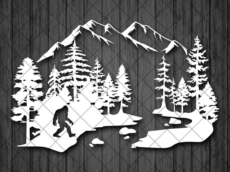 K&ouml;nnte beinhalten: Ein wei&szlig;es, ausgestanztes Silhouetten-Design mit einem Gebirgszug, einem dichten Nadelwald und einem gewundenen Fluss. Eine Figur eines Bigfoot-Wesens ist im Vordergrund zwischen den B&auml;umen platziert und bildet eine detaillierte Naturszene.