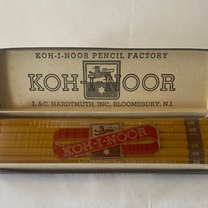 KOH-I-NOOR. vintage, L & C Hardtmuth, Inc. Crayons à dessin de luxe. 12 pièces dans une boîte en carton à charnière. Non ouvert dans son état d'origine.