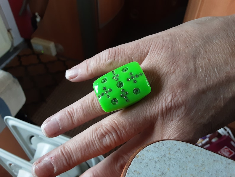 Icey Green Crystals set in This Rectangle cabocohn Size P Gin /& Tonic Vivid Lime Gorgous Great Big Lucite Ring